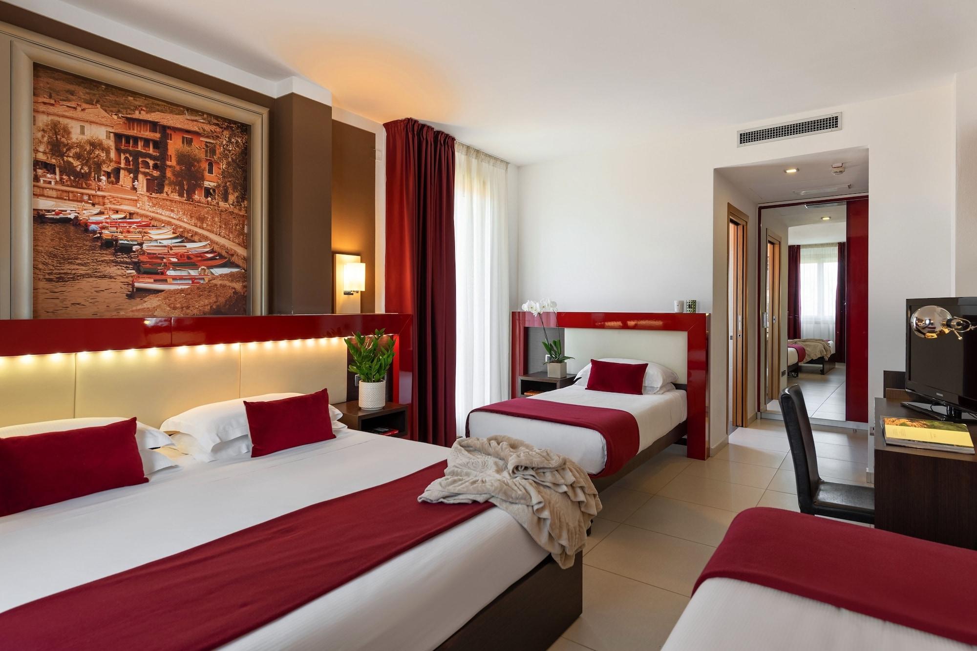 Kairos Garda Hotel Кастельнуово-дель-Гарда Экстерьер фото