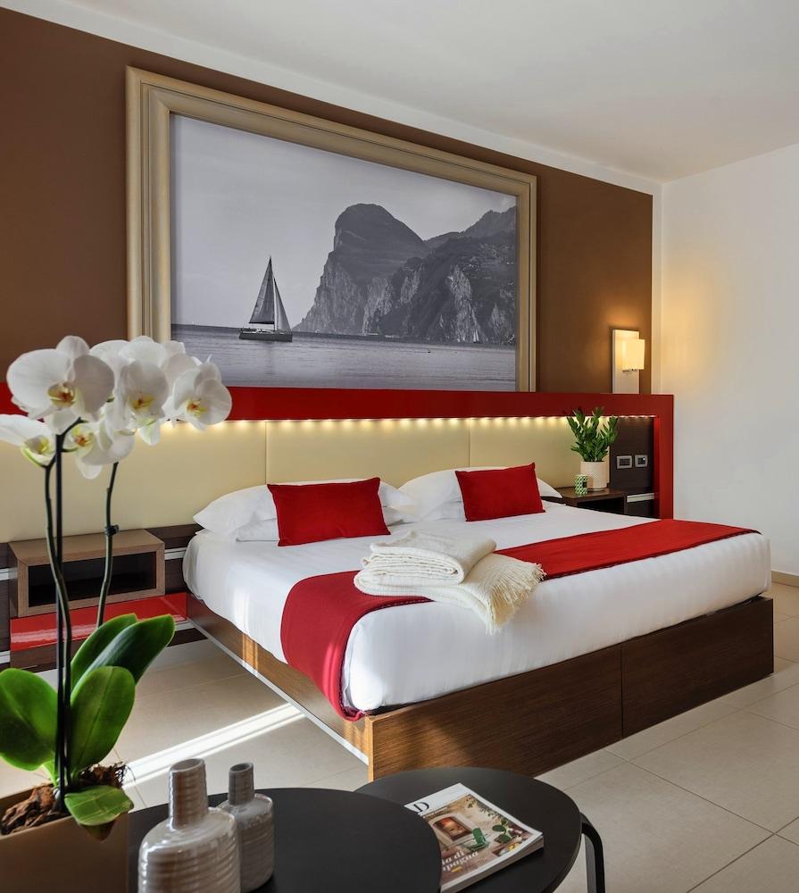 Kairos Garda Hotel Кастельнуово-дель-Гарда Экстерьер фото