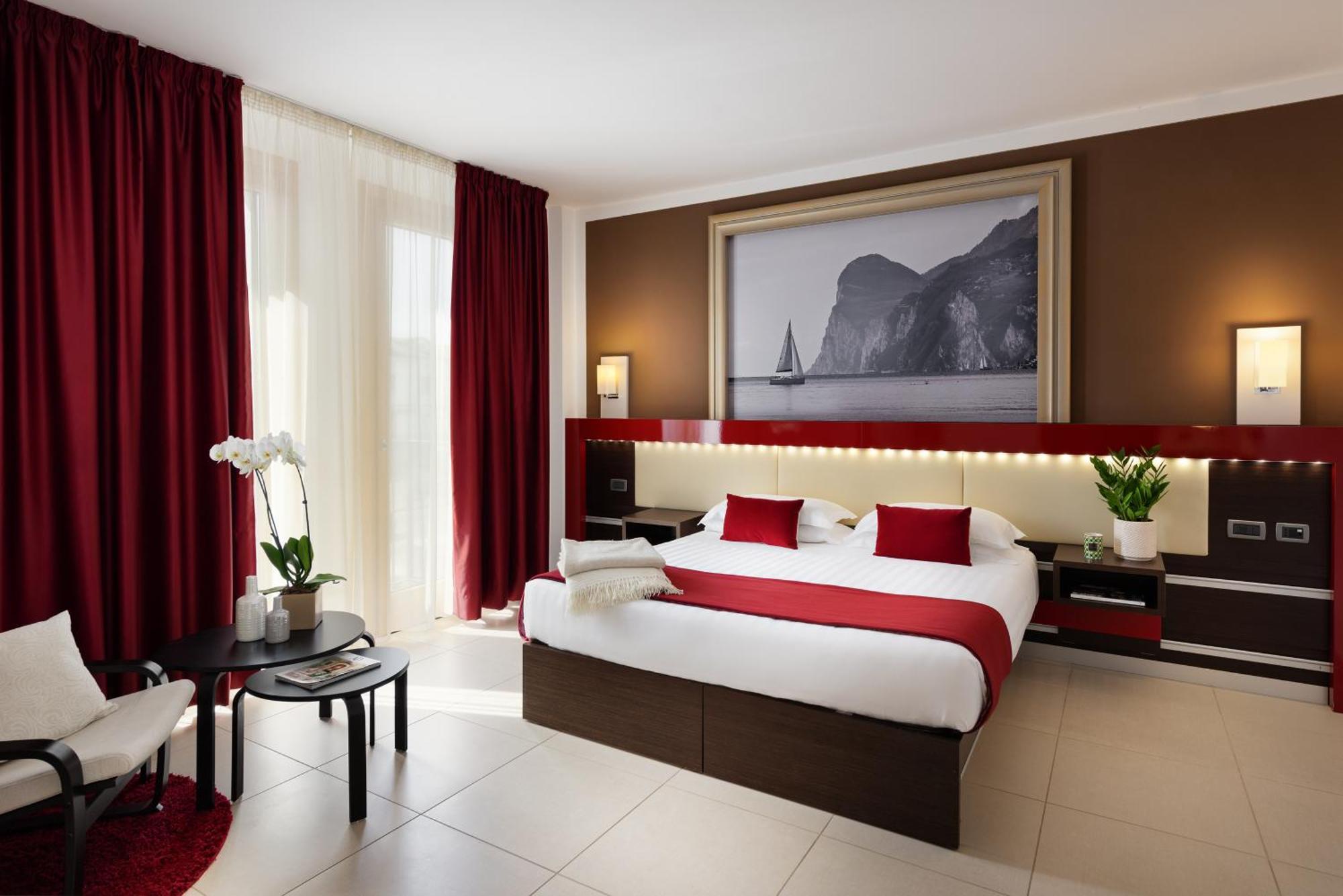 Kairos Garda Hotel Кастельнуово-дель-Гарда Экстерьер фото