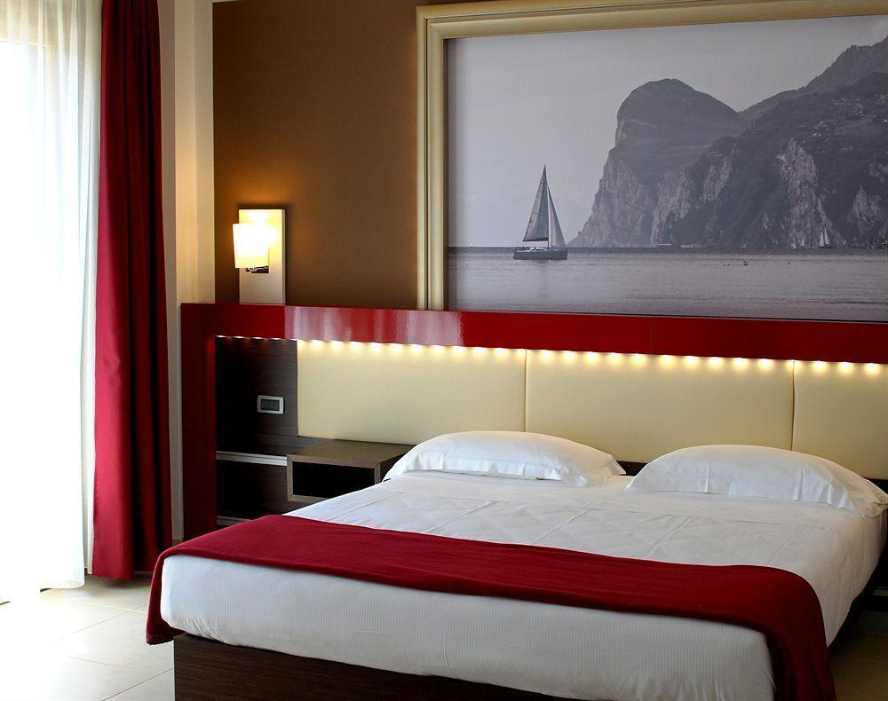 Kairos Garda Hotel Кастельнуово-дель-Гарда Экстерьер фото