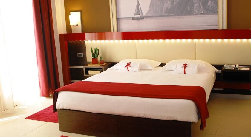 Kairos Garda Hotel Кастельнуово-дель-Гарда Экстерьер фото