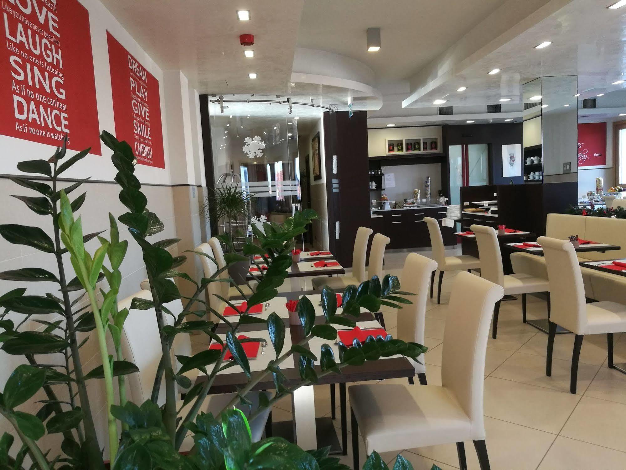 Kairos Garda Hotel Кастельнуово-дель-Гарда Экстерьер фото