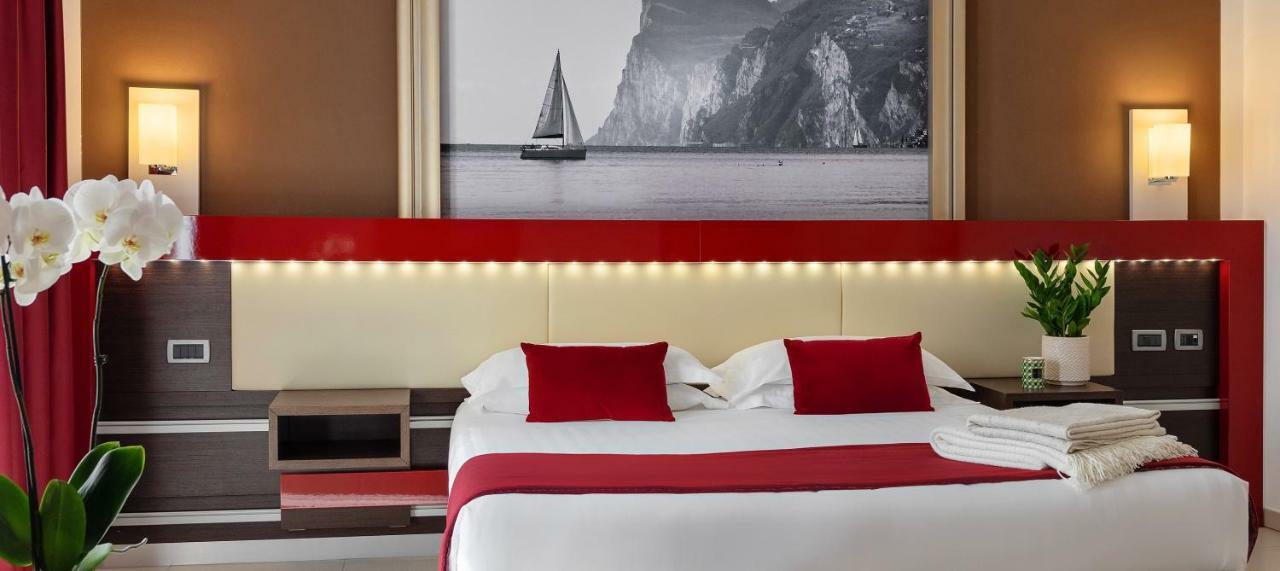 Kairos Garda Hotel Кастельнуово-дель-Гарда Экстерьер фото
