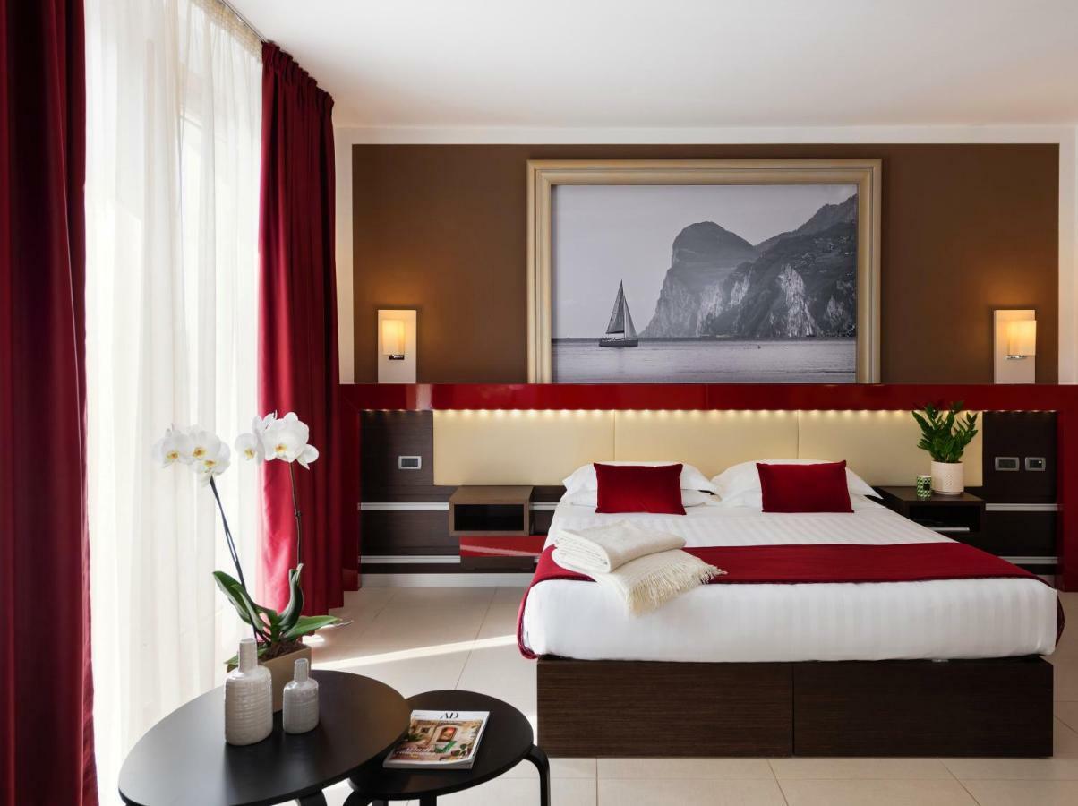 Kairos Garda Hotel Кастельнуово-дель-Гарда Экстерьер фото